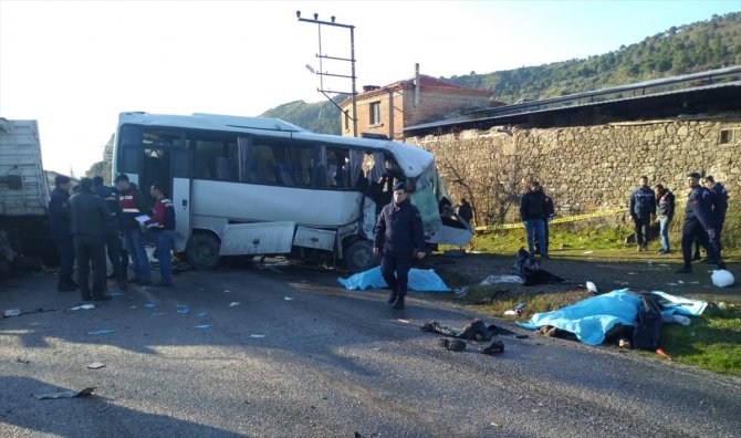 İzmir'de kamyonla servis minibüsünün çarpışması sonucu 4 kişi öldü