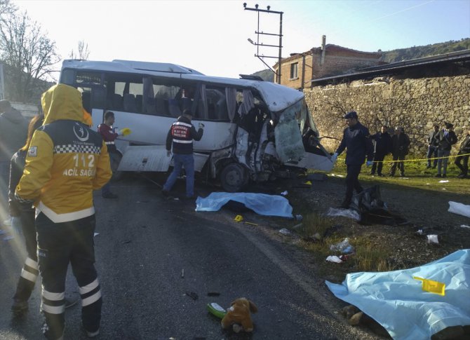 İzmir'de kamyonla servis minibüsünün çarpışması sonucu 4 kişi öldü