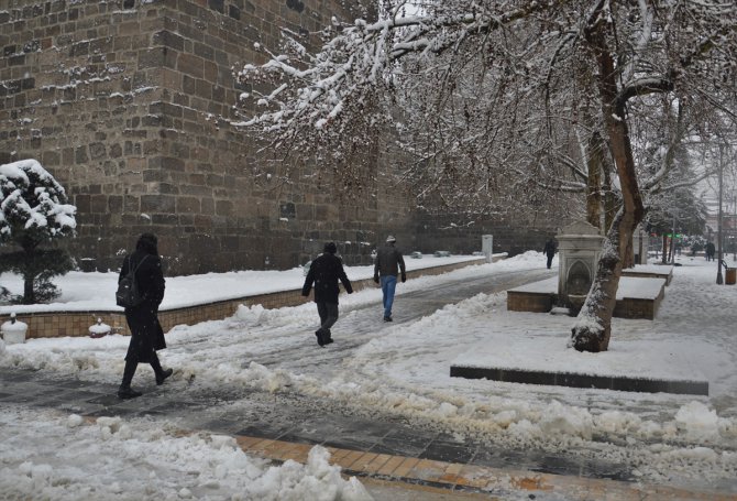 Kayseri'de yoğun kar yağışı hayatı olumsuz etkiliyor