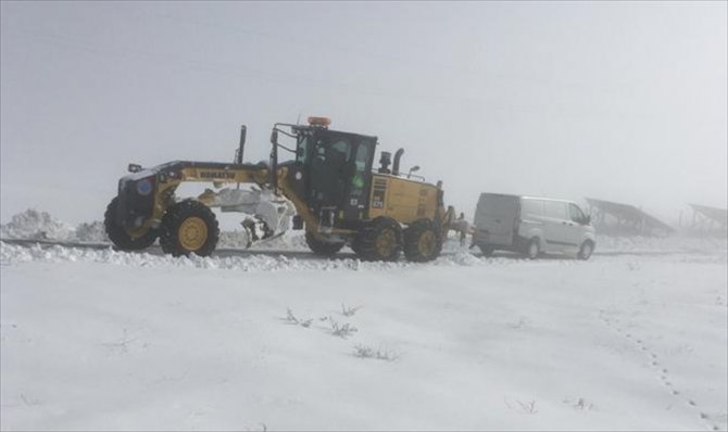 Kırşehir'de kardan mahsur kalan ambulans ve araçlar özel idare ekiplerince kurtardı