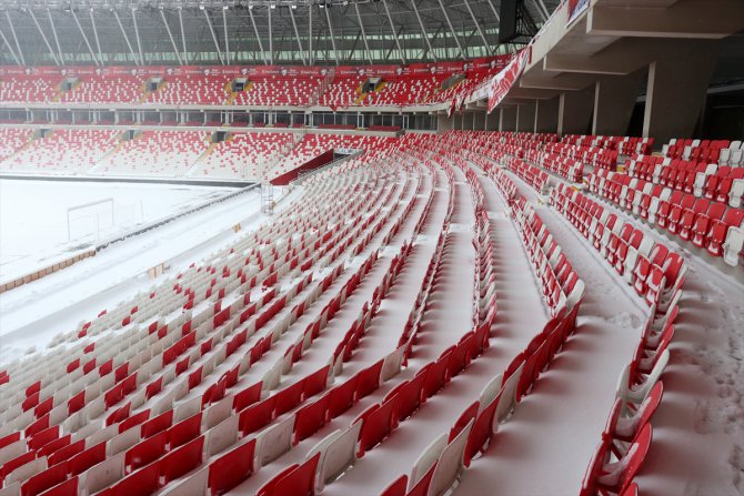 Kupa maçının oynanacağı Yeni 4 Eylül Stadı'nın zemini karla kaplandı