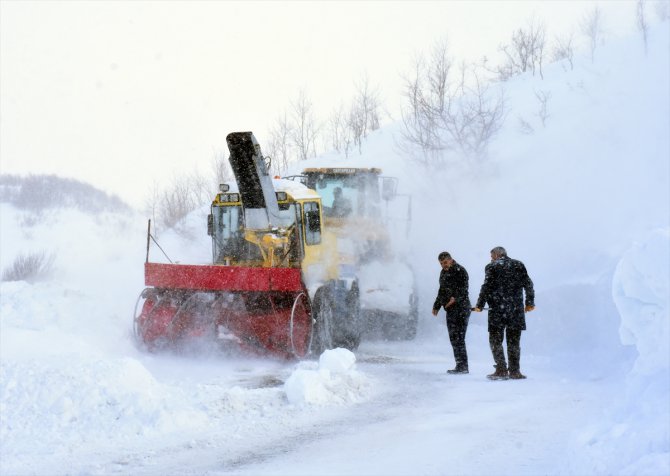 Muş'ta ekipler kar ve tipiye aldırmadan köy yollarını ulaşıma açıyor