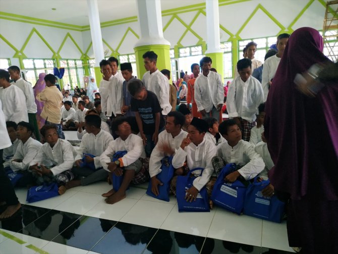 Endonezya'da kabile üyesi 300 kişi topluca Müslüman oldu