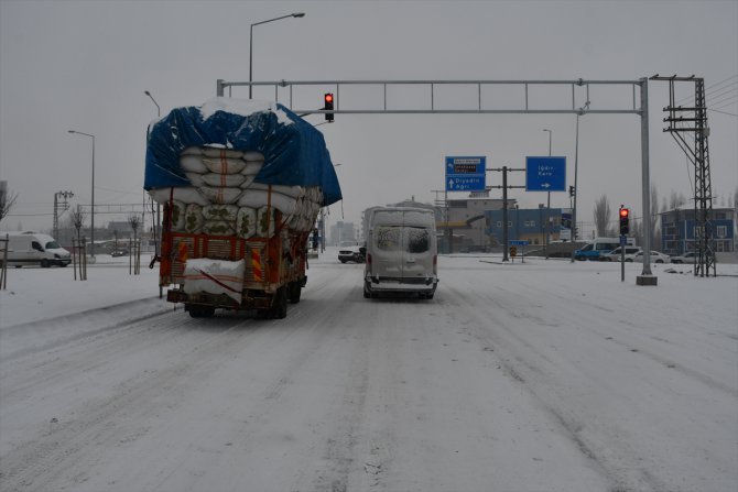 Ağrı'da yoğun kar yağışı sürücülere zor anlar yaşattı