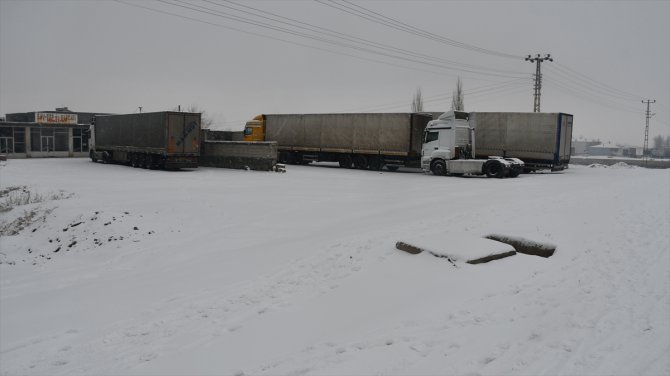 Ağrı'da yoğun kar yağışı sürücülere zor anlar yaşattı