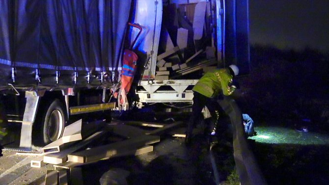 Lastiği patlayan araca yardım edenlere kamyonet çarptı: 1 ölü, 4 yaralı