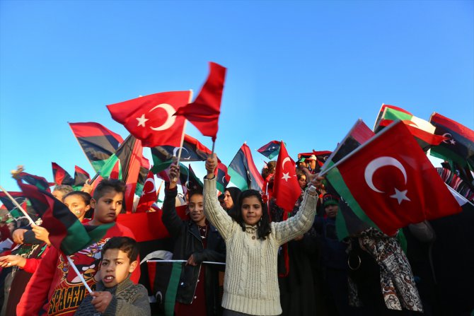 Libyalılar devrimin 9'uncu yılını Türk bayraklarıyla kutladı