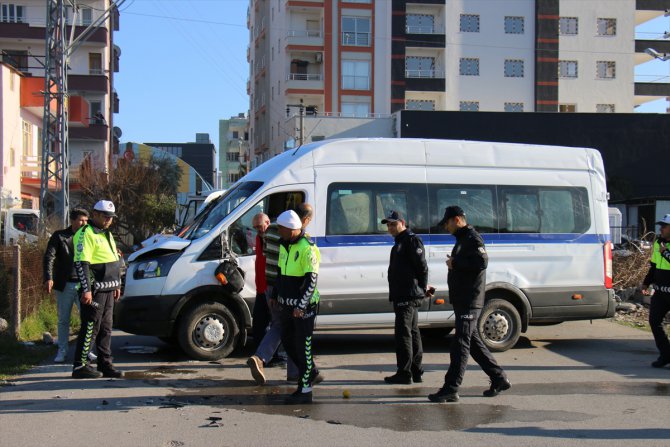 Mersin'de hafif ticari araç ile öğrenci servisi çarpıştı: 11 yaralı