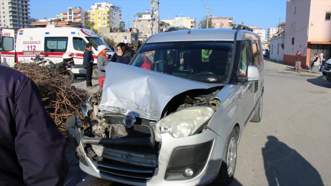 Mersin'de hafif ticari araç ile öğrenci servisi çarpıştı: 11 yaralı