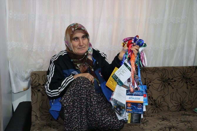 Milli güreşçi Süleyman Karadeniz'in Avrupa şampiyonu olması baba evinde mutlulukla karşılandı