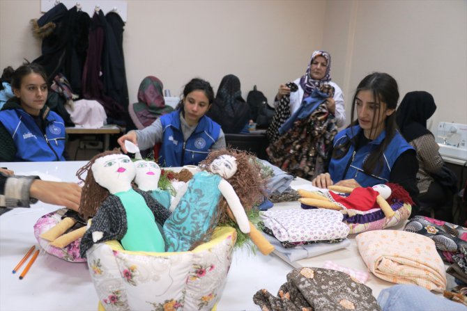Ağrı'da kadınlar atık kumaşlardan İdlib'deki çocuklar için giysi ve oyuncak üretiyorlar