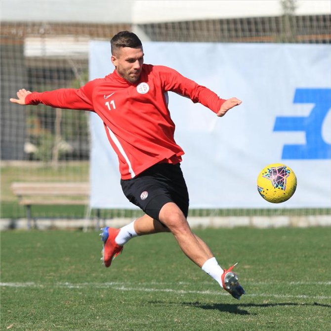 Podolski, izin günü tesislere gelip antrenman yaptı