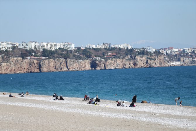 Antalya sahillerinde güneşli hava yoğunluğu