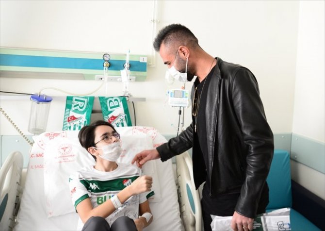 Bursasporlu futbolculardan lösemi tedavisi gören çocuğa hastanede ziyaret