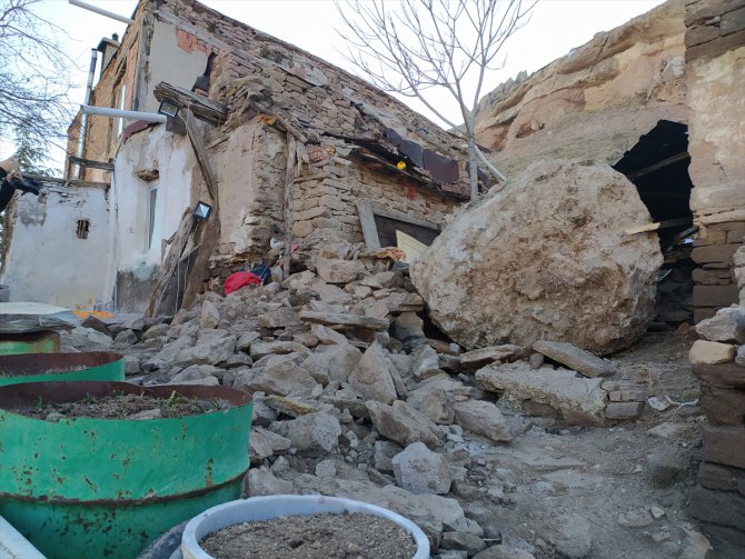 Konya'da evin üzerine düşen kaya parçası hasara yol açtı