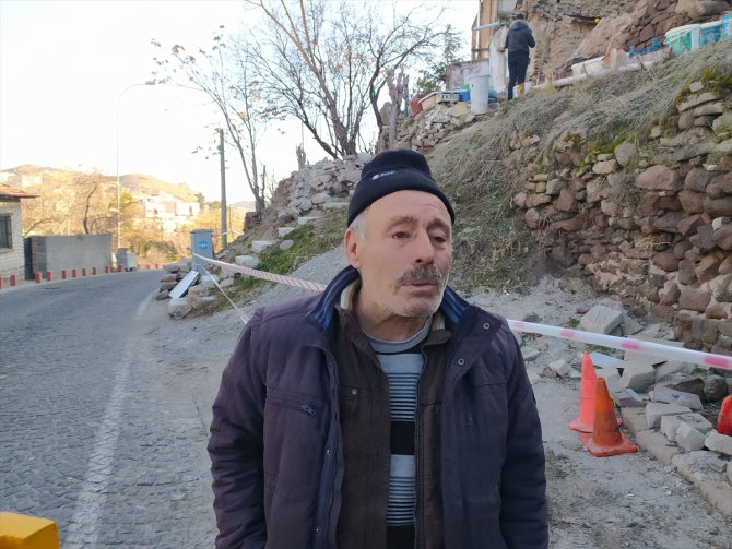 Konya'da evin üzerine düşen kaya parçası hasara yol açtı