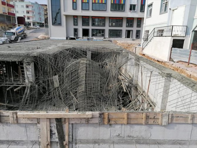 Mersin'de inşaatta beton kalıbı çöktü: 3 yaralı
