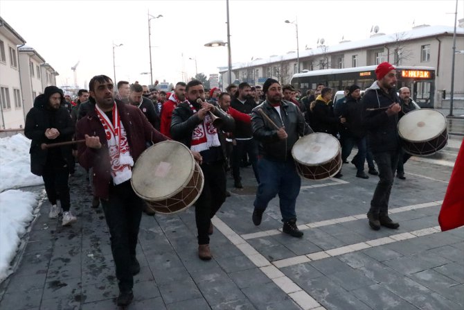 Sivassporlu taraftarlar, hakem kararlarına tepki için yürüdü
