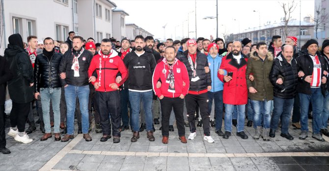 Sivassporlu taraftarlar, hakem kararlarına tepki için yürüdü