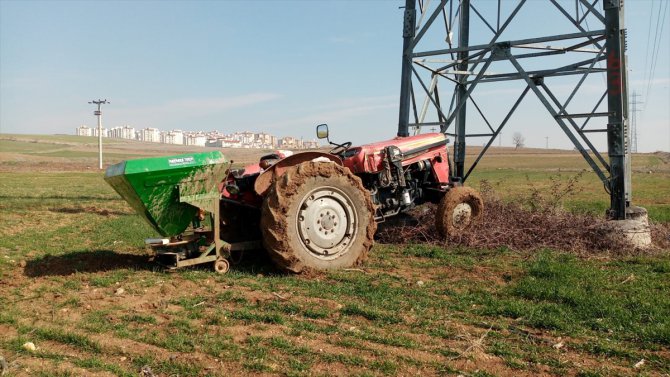 Tarla sürerken düşen çiftçinin üzerinden geçen traktör 1 kilometre gidip direğe çarptı