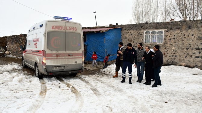 Ağrı'da yolu kapanan köydeki hasta 3 saatlik çalışmayla hastaneye ulaştırıldı