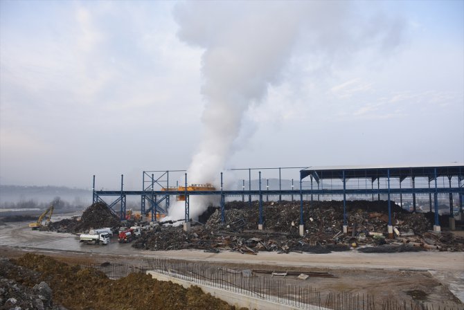 GÜNCELLEME - Bartın'da demir çelik fabrikasının deposunda çıkan yangın kontrol altına alındı