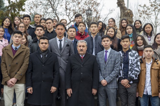 Destici, Kazakiskanlı öğrencilerle Yazıcıoğlu'nun kabrini ziyaret etti