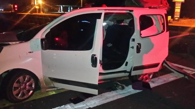 Kırıkkale'de hafif ticari araç ile tır çarpıştı: 1 ölü, 2 yaralı