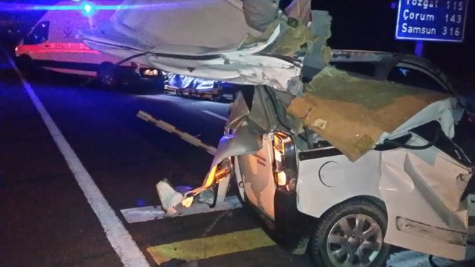Kırıkkale'de hafif ticari araç ile tır çarpıştı: 1 ölü, 2 yaralı