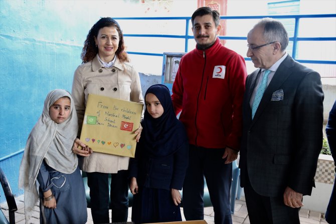Türk Kızılaydan 265 Pakistanlı öğrenciye kırtasiye yardımı