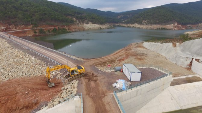 Uşak Valisi Funda Kocabıyık, su sızdıran Bahadır Göleti'nde incelemelerde bulundu