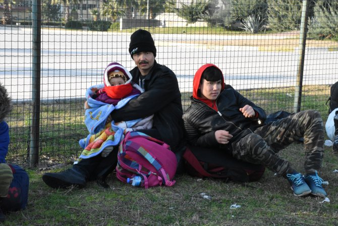 Avrupa'ya gitmek isteyen 130 düzensiz göçmen Adana'da yol kenarına bırakıldı