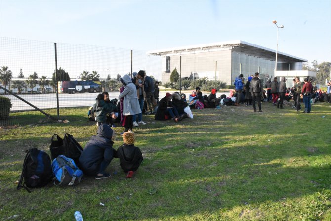 Avrupa'ya gitmek isteyen 130 düzensiz göçmen Adana'da yol kenarına bırakıldı