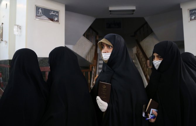 İran'da seçimler koronavirüs vakalarının gölgesinde geçiyor