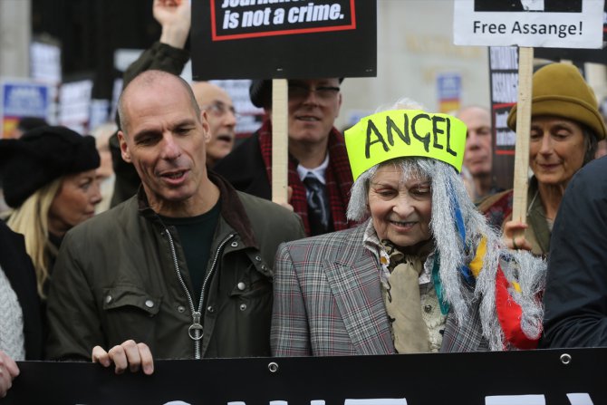 Londra'da Julian Assange'a destek gösterisi