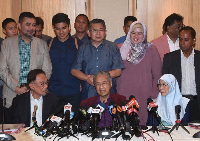 Malezya'da başbakanlıkta değişim tarihini Mahathir Muhammed belirleyecek: