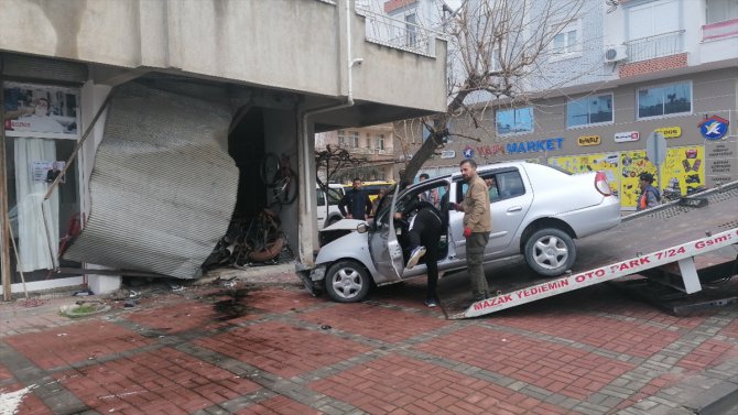 Antalya'da otomobiliyle iş yerine giren sürücü öldü