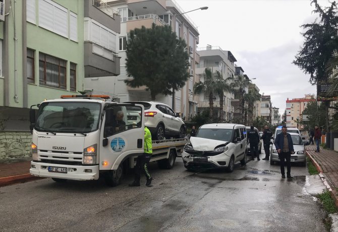 Antalya'da polisten kaçan sürücü kovalamaca sonucu yakalandı