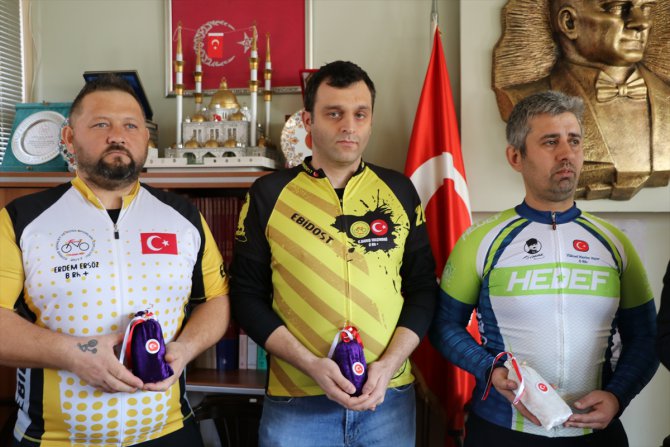 Bisikletliler Edirne'den Çanakkale'ye şehitlik toprağı götürecek
