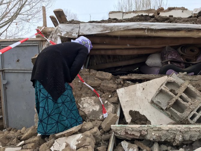DERLEME - Türkiye-İran sınırındaki depremle ilgili haberlerimizi derleyerek yeniden yayımlıyoruz.Saygılarımızla.AATürkiye-İran sınırındaki depremde 9 kişi yaşamını yitirdi