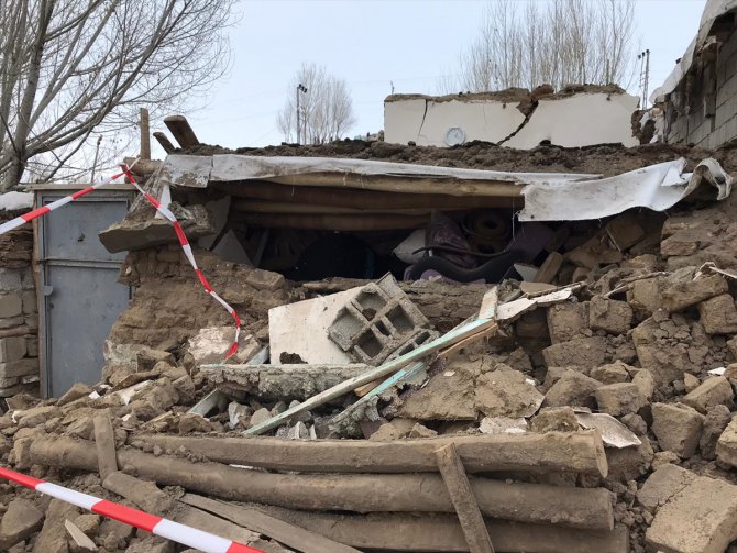 DERLEME - Türkiye-İran sınırındaki depremle ilgili haberlerimizi derleyerek yeniden yayımlıyoruz.Saygılarımızla.AATürkiye-İran sınırındaki depremde 9 kişi yaşamını yitirdi