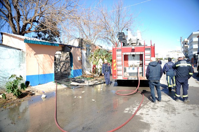 Antalya'da yangın çıkan evde mahsur kalan kişiyi arkadaşı pencereyi kırarak kurtardı
