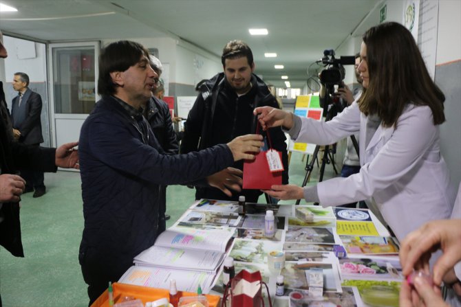 İHH, Kuzey Makedonya'daki liseye donanım desteği sağladı