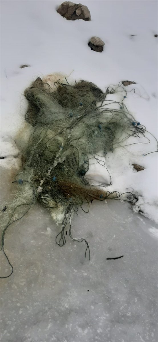 Kastamonu'da buz tutan gölette devasa boyutlarda balıkçı ağı bulundu