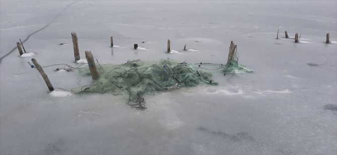 Kastamonu'da buz tutan gölette devasa boyutlarda balıkçı ağı bulundu