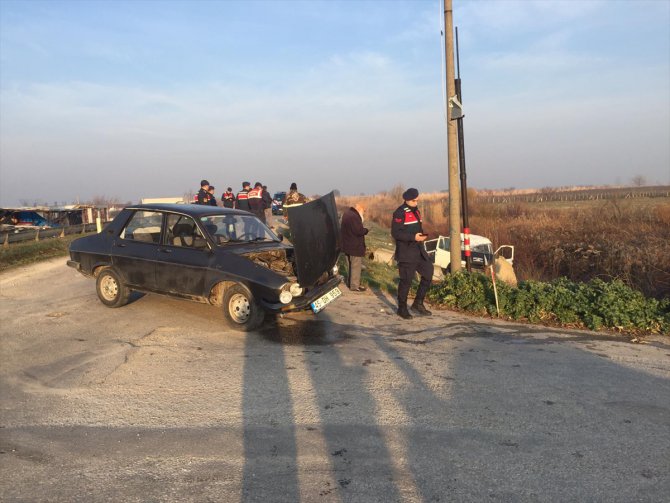 Manisa'da tarım işçilerini taşıyan minibüs ile otomobil çarpıştı: 13 yaralı