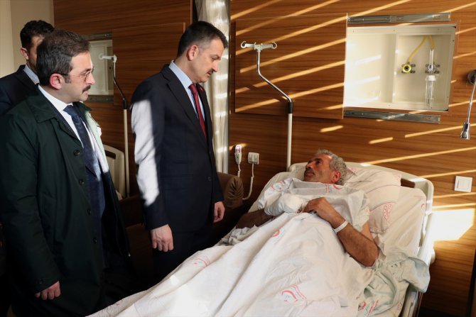 Tarım ve Orman Bakanı Bekir Pakdemirli, depremde yaralananları ziyaret etti: