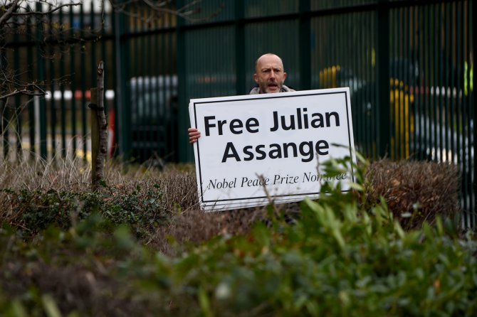 Assange, ABD'ye iade davasında hakim karşısına çıktı