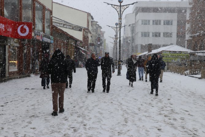 Ağrı ile Erzurum'da yoğun kar ve tipi etkili oluyor
