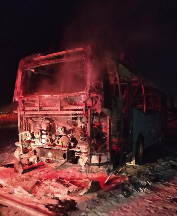 İzmir'de seyir halindeki otobüste çıkan yangın söndürüldü